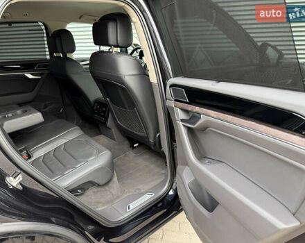 Черный Фольксваген Туарег, объемом двигателя 3 л и пробегом 140 тыс. км за 57999 $, фото 46 на Automoto.ua