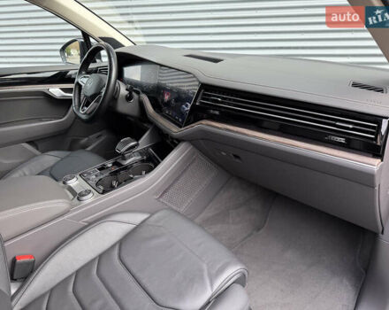 Черный Фольксваген Туарег, объемом двигателя 3 л и пробегом 140 тыс. км за 57999 $, фото 24 на Automoto.ua