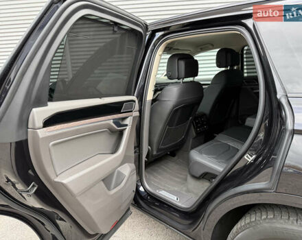 Черный Фольксваген Туарег, объемом двигателя 3 л и пробегом 140 тыс. км за 57999 $, фото 52 на Automoto.ua