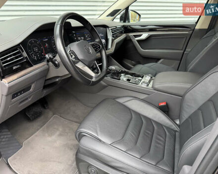 Черный Фольксваген Туарег, объемом двигателя 3 л и пробегом 140 тыс. км за 57999 $, фото 60 на Automoto.ua