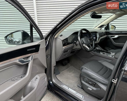 Черный Фольксваген Туарег, объемом двигателя 3 л и пробегом 140 тыс. км за 57999 $, фото 57 на Automoto.ua