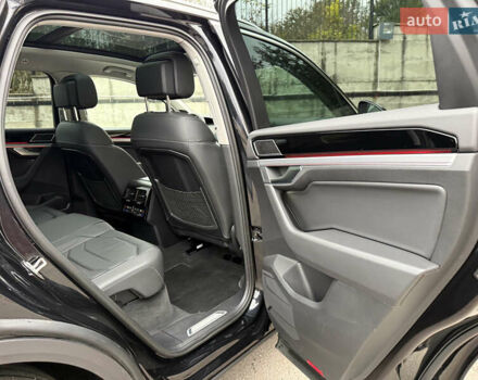 Черный Фольксваген Туарег, объемом двигателя 3 л и пробегом 105 тыс. км за 59500 $, фото 53 на Automoto.ua