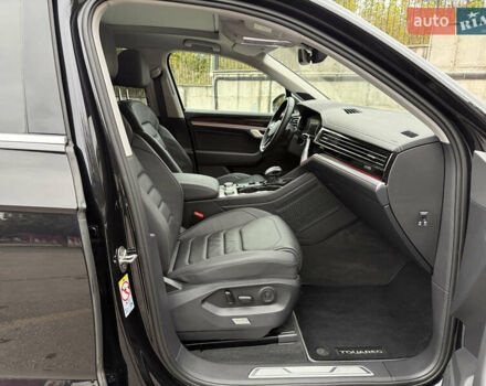 Черный Фольксваген Туарег, объемом двигателя 3 л и пробегом 105 тыс. км за 59500 $, фото 37 на Automoto.ua