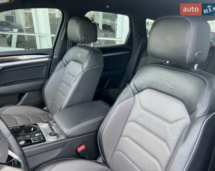 Черный Фольксваген Туарег, объемом двигателя 3 л и пробегом 70 тыс. км за 62900 $, фото 41 на Automoto.ua