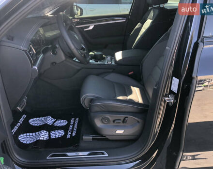 Черный Фольксваген Туарег, объемом двигателя 3 л и пробегом 2 тыс. км за 86000 $, фото 6 на Automoto.ua