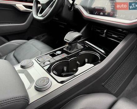 Черный Фольксваген Туарег, объемом двигателя 3 л и пробегом 105 тыс. км за 59500 $, фото 49 на Automoto.ua