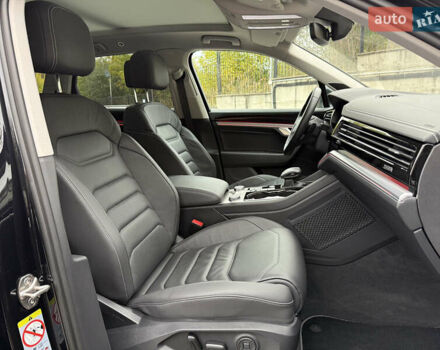 Черный Фольксваген Туарег, объемом двигателя 3 л и пробегом 105 тыс. км за 59500 $, фото 44 на Automoto.ua