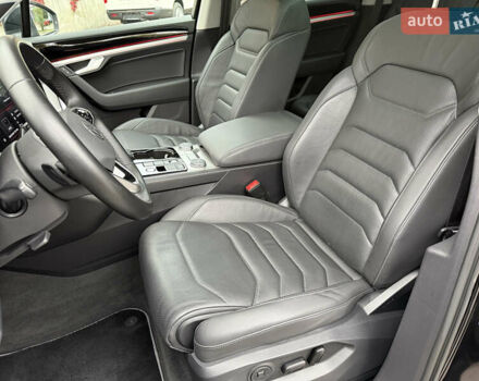 Черный Фольксваген Туарег, объемом двигателя 3 л и пробегом 105 тыс. км за 59500 $, фото 89 на Automoto.ua