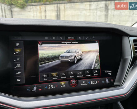 Черный Фольксваген Туарег, объемом двигателя 3 л и пробегом 105 тыс. км за 59500 $, фото 101 на Automoto.ua