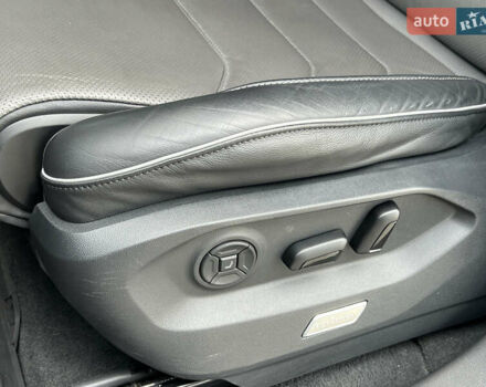 Черный Фольксваген Туарег, объемом двигателя 3 л и пробегом 70 тыс. км за 62900 $, фото 40 на Automoto.ua