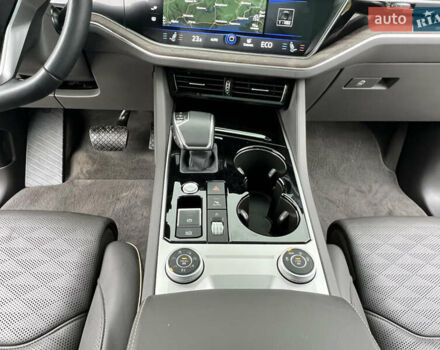 Черный Фольксваген Туарег, объемом двигателя 2.97 л и пробегом 39 тыс. км за 62500 $, фото 29 на Automoto.ua