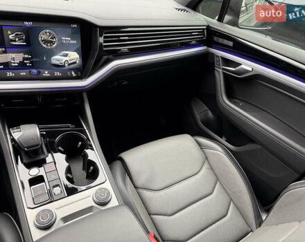 Черный Фольксваген Туарег, объемом двигателя 3 л и пробегом 87 тыс. км за 67500 $, фото 54 на Automoto.ua