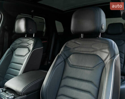 Черный Фольксваген Туарег, объемом двигателя 2.99 л и пробегом 27 тыс. км за 85500 $, фото 28 на Automoto.ua