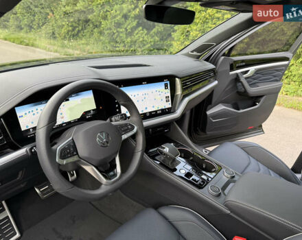 Черный Фольксваген Туарег, объемом двигателя 3 л и пробегом 4 тыс. км за 89950 $, фото 43 на Automoto.ua