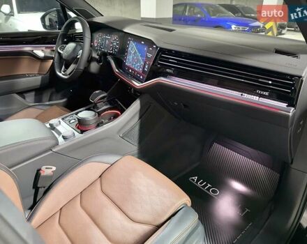 Черный Фольксваген Туарег, объемом двигателя 2.97 л и пробегом 2 тыс. км за 93000 $, фото 40 на Automoto.ua