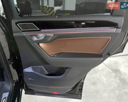 Черный Фольксваген Туарег, объемом двигателя 2.97 л и пробегом 2 тыс. км за 93000 $, фото 35 на Automoto.ua