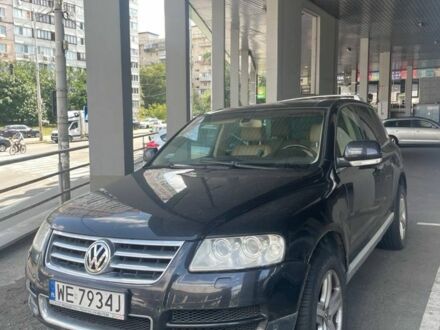 Черный Фольксваген Туарег, объемом двигателя 5 л и пробегом 200 тыс. км за 3950 $, фото 1 на Automoto.ua