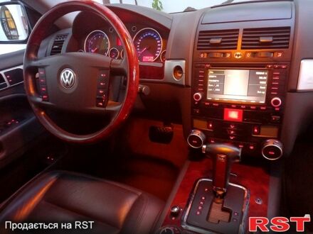 Черный Фольксваген Туарег, объемом двигателя 3.2 л и пробегом 204 тыс. км за 7700 $, фото 1 на Automoto.ua