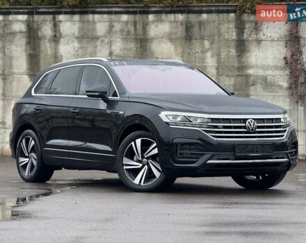 Черный Фольксваген Туарег, объемом двигателя 3 л и пробегом 148 тыс. км за 57500 $, фото 1 на Automoto.ua