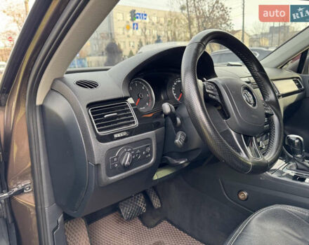 Коричневий Фольксваген Туарег, об'ємом двигуна 3 л та пробігом 550 тис. км за 14100 $, фото 12 на Automoto.ua