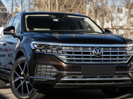 Фольксваген Туарег 2023 в Ровно на Automoto.ua Коричневый Фольксваген Туарег, объемом двигателя 3 л и пробегом 19 тыс. км за 44950 $, фото 1 на Automoto.ua