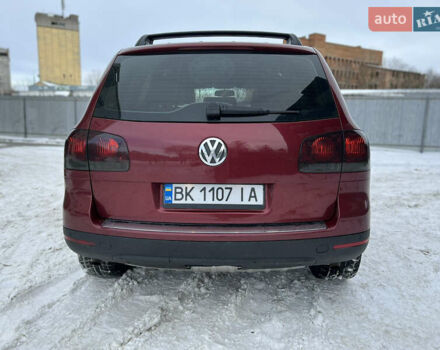 Красный Фольксваген Туарег, объемом двигателя 2.5 л и пробегом 252 тыс. км за 3600 $, фото 6 на Automoto.ua