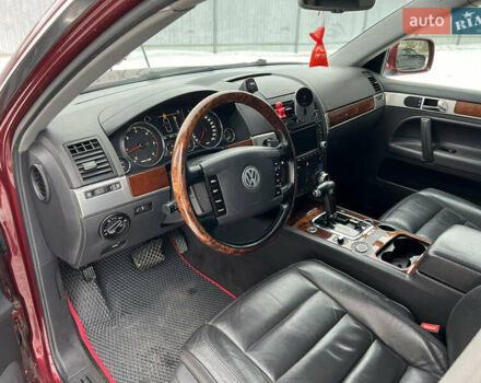 Красный Фольксваген Туарег, объемом двигателя 2.5 л и пробегом 252 тыс. км за 3600 $, фото 9 на Automoto.ua