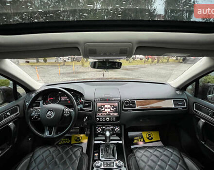 Красный Фольксваген Туарег, объемом двигателя 2.97 л и пробегом 191 тыс. км за 40500 $, фото 13 на Automoto.ua
