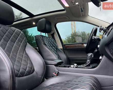 Красный Фольксваген Туарег, объемом двигателя 2.97 л и пробегом 191 тыс. км за 40500 $, фото 22 на Automoto.ua