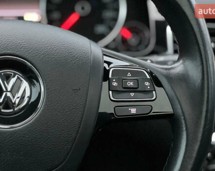 Красный Фольксваген Туарег, объемом двигателя 2.97 л и пробегом 191 тыс. км за 40500 $, фото 11 на Automoto.ua