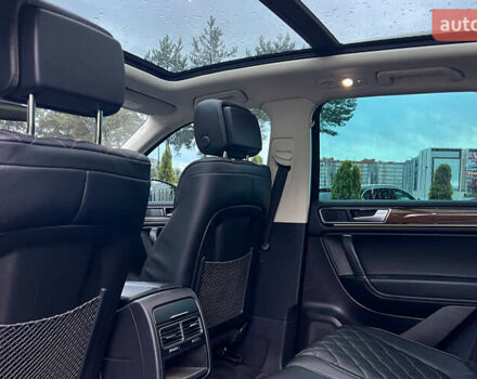 Красный Фольксваген Туарег, объемом двигателя 2.97 л и пробегом 191 тыс. км за 40500 $, фото 24 на Automoto.ua