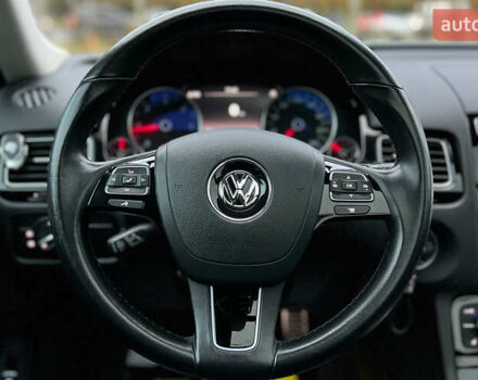 Красный Фольксваген Туарег, объемом двигателя 2.97 л и пробегом 191 тыс. км за 40500 $, фото 9 на Automoto.ua