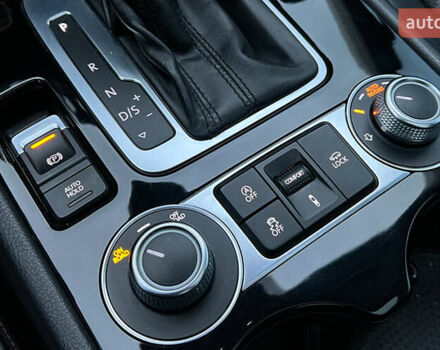 Красный Фольксваген Туарег, объемом двигателя 2.97 л и пробегом 191 тыс. км за 40500 $, фото 18 на Automoto.ua