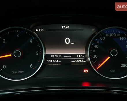 Красный Фольксваген Туарег, объемом двигателя 2.97 л и пробегом 191 тыс. км за 40500 $, фото 14 на Automoto.ua