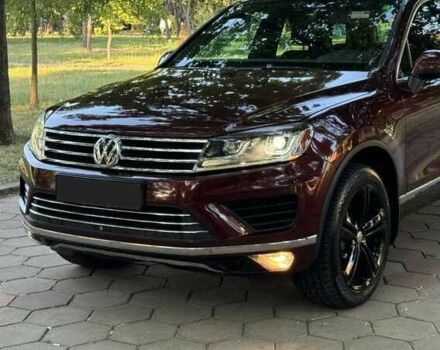 Красный Фольксваген Туарег, объемом двигателя 3.6 л и пробегом 75 тыс. км за 15000 $, фото 1 на Automoto.ua