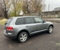 Серый Фольксваген Туарег, объемом двигателя 2.5 л и пробегом 320 тыс. км за 4500 $, фото 2 на Automoto.ua