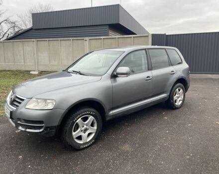 Серый Фольксваген Туарег, объемом двигателя 2.5 л и пробегом 320 тыс. км за 4500 $, фото 1 на Automoto.ua