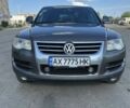 Серый Фольксваген Туарег, объемом двигателя 3 л и пробегом 230 тыс. км за 12500 $, фото 1 на Automoto.ua