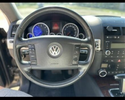 Серый Фольксваген Туарег, объемом двигателя 3 л и пробегом 230 тыс. км за 12500 $, фото 1 на Automoto.ua