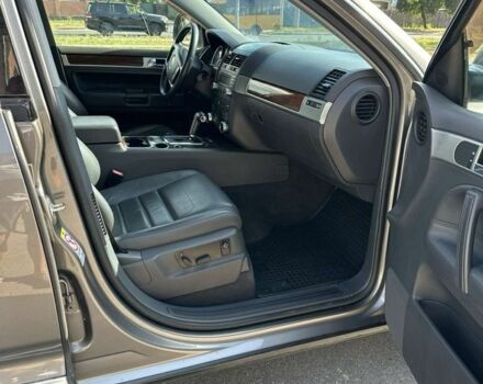 Серый Фольксваген Туарег, объемом двигателя 3 л и пробегом 230 тыс. км за 12500 $, фото 9 на Automoto.ua