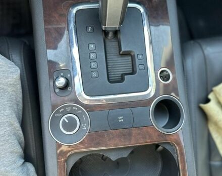 Серый Фольксваген Туарег, объемом двигателя 3 л и пробегом 230 тыс. км за 12500 $, фото 16 на Automoto.ua