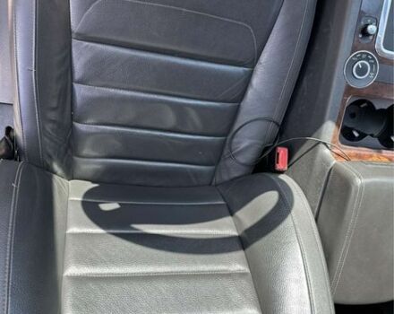 Серый Фольксваген Туарег, объемом двигателя 3 л и пробегом 230 тыс. км за 12500 $, фото 3 на Automoto.ua