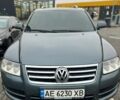 Серый Фольксваген Туарег, объемом двигателя 3.2 л и пробегом 510 тыс. км за 7900 $, фото 1 на Automoto.ua