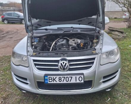 Серый Фольксваген Туарег, объемом двигателя 2.5 л и пробегом 360 тыс. км за 7200 $, фото 1 на Automoto.ua