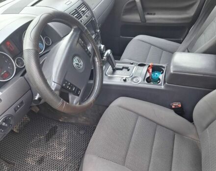 Серый Фольксваген Туарег, объемом двигателя 2.5 л и пробегом 360 тыс. км за 7200 $, фото 7 на Automoto.ua