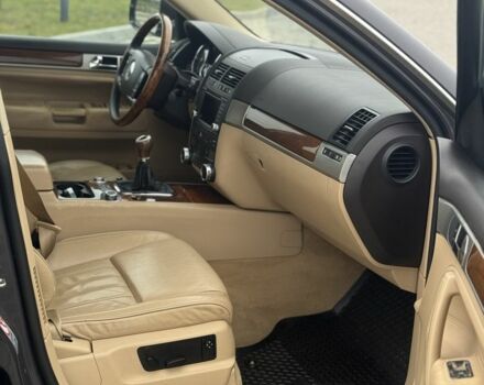 Серый Фольксваген Туарег, объемом двигателя 2.5 л и пробегом 380 тыс. км за 5492 $, фото 5 на Automoto.ua