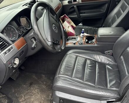 Серый Фольксваген Туарег, объемом двигателя 3.2 л и пробегом 222 тыс. км за 3100 $, фото 7 на Automoto.ua