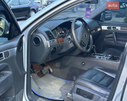 Серый Фольксваген Туарег, объемом двигателя 3.19 л и пробегом 350 тыс. км за 5700 $, фото 5 на Automoto.ua