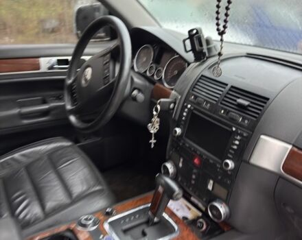 Серый Фольксваген Туарег, объемом двигателя 3.2 л и пробегом 222 тыс. км за 3100 $, фото 2 на Automoto.ua