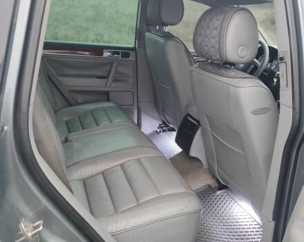 Серый Фольксваген Туарег, объемом двигателя 3.2 л и пробегом 219 тыс. км за 7300 $, фото 7 на Automoto.ua